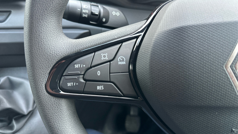 Renault Master Mwb Diesel Fwd MM35 Blue dCi 130 Advance Medium Roof Van